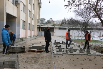 Новости » Общество: В общественной зоне у Дворца Пионеров укладывают плитку