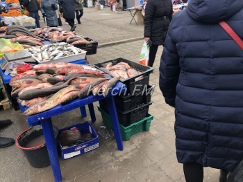 Новости » Общество: Рыбой и мандаринами завалили стихийщики вход на центральный рынок