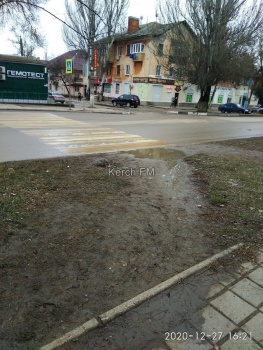 Новости » Общество: Керчане жалуются на пешеходный переход, ведущий в лужу и грязь