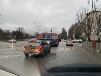 Новости » Общество: В Керчи яму на Пирогова залатали