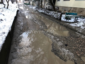 Новости » Общество: «Нам домой плыть?»: керчане устали выпрашивать ремонт дороги у дома