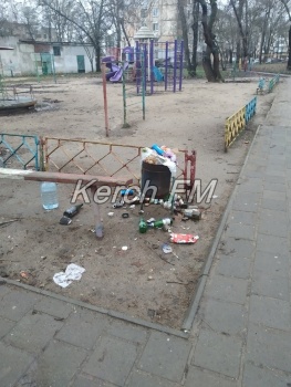 Новости » Общество: «Год новый, а мусор прошлогодний», - керчане пожаловались на мусор у детской площадки