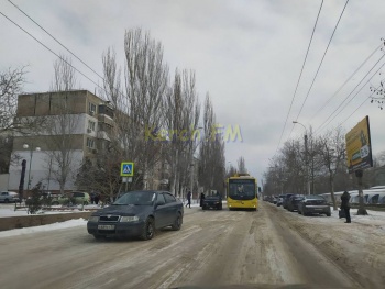 Новости » Криминал и ЧП: На Еременко в Керчи перед пешеходным переходом произошло ДТП