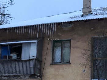 Новости » Общество: Керчане, осторожно: с крыш падают огромные сосульки!