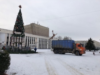 Новости » Общество: У ДК «Корабел» разбирают новогоднюю елку