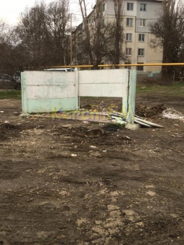 На Свердлова в Керчи разбили мусорную площадку