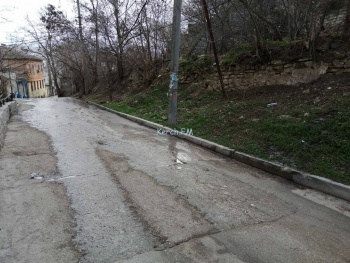 Новости » Общество: На Театральной произошел порыв водовода