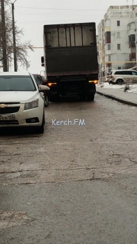 Новости » Криминал и ЧП: В Керчи грузовик въехал в четыре припаркованных авто