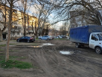 Новости » Общество: Керчанка пожаловалась на состояние семи дворов по ул. Войкова