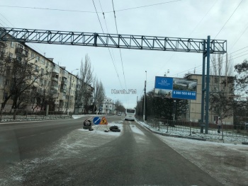 Новости » Общество: Водители, внимательнее: на Свердлова после работ осталась яма