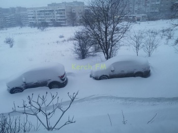 Новости » Общество: Техника окопалась, керчане на себе тащат автобус по дороге на работу (видео)