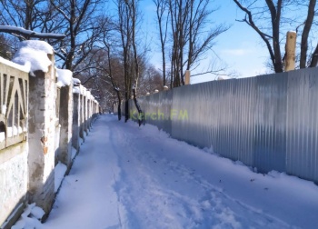 Новости » Общество: Строители огородили склон перед берегоукрепительными работами в Керчи