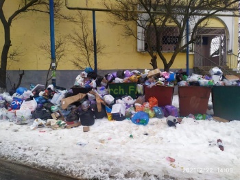 На Кирова,111 в Керчи не вывозят мусор