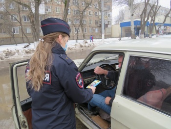 Новости » Общество: Сотрудницы ГИБДД Керчи поздравили водителей с Днем защитника Отечества