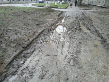 «Грязь обходим по грязи» - керчане о состоянии дороги в Аршинцево