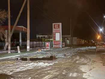 В Керчи топливо лилось по дороге от АЗС на Полевой
