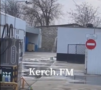 Очевидцы прислали видео о разливе топлива на АЗС в Керчи