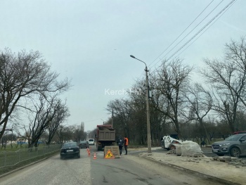На Кирова частично перекрыли одну полосу дороги из-за работ