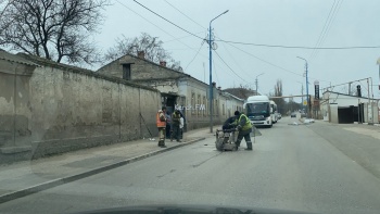 Новости » Общество: Чкалова в Керчи подготавливают к ямочному ремонту