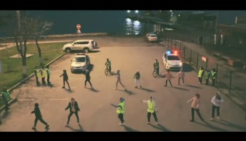 Сотрудники ГИБДД и танцевальный коллектив  провели флешмоб в Керчи (видео)