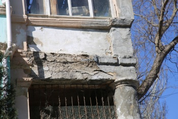 Балкон жилого дома обрушается на прохожих в Керчи
