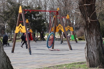В Комсомольском парке Керчи сгнили крепления у детской качели