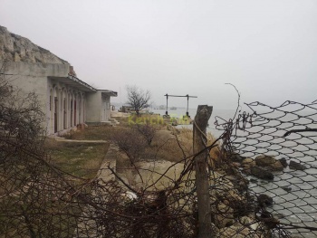Под гробницей  на берегу моря в Керчи выросли частные «нумера» для отдыха