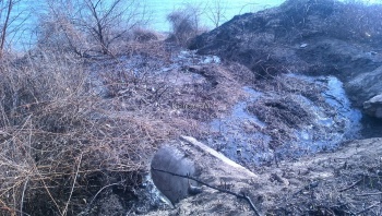 Керчане жалуются на канализационные стоки, которые стекают в море в разных районах