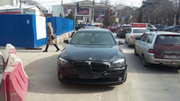 В Крыму арестовали мужчину, который «прокатил» полицейского на капоте «BMW»