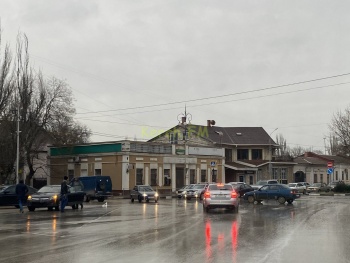 Микроавтобус и Опель столкнулись в Керчи на Шлагбаумской