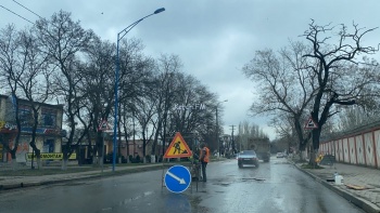 Новости » Общество: В Керчи продолжается ямочный ремонт дорог