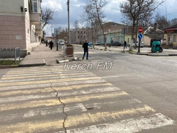 Новости » Общество: Человек, с неадекватным поведением, бродил по улицам Керчи