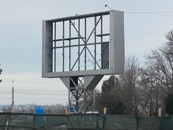 Новости » Общество: На площади Ленина в Керчи демонтируют экран