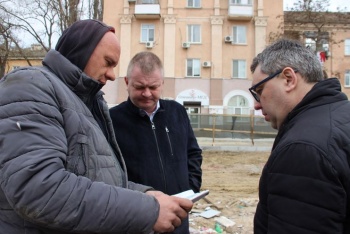 Новости » Общество: Бороздин проверил паспорта на строительных объектах в Керчи