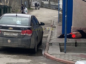 С заднего входа бывшего Детского мира  в Керчи вынесли тело с поврежденным задом