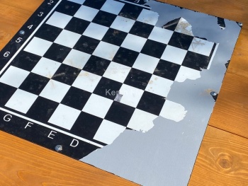 На шахматных столиках около Дворца Пионеров отслоилась краска