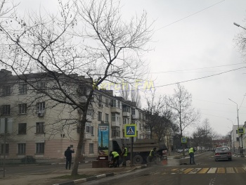 На Пирогова в Керчи ремонтируют дорогу рядом с 1 школой