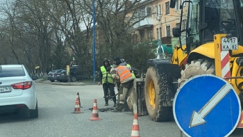 Новости » Общество: Водители, внимание: на Кирова и Самойленко дорожники вырезали ямы