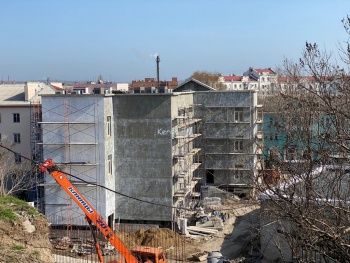 В Керчи приводят в порядок фасад будущего здания для сотрудников ФСБ