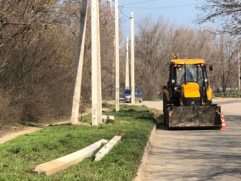 Новости » Общество: Начались работы: от кольца до кольца в сторону «Залива» снимают бордюры