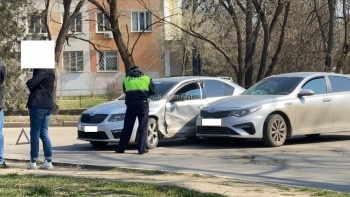 Новости » Криминал и ЧП: Две иномарки столкнулись в районе «Парковой»