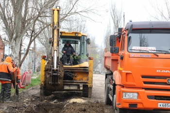 Водоканал в выходные меняет на Комарова канализацию керчанам