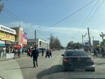 Керченские пенсионеры продолжают кидаться под машины