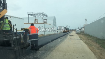 Новости » Общество: На Аршинцевской косе укладывают асфальт