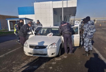 До Крымского моста не доехал: у водителя в Керчи изъяли наркотики