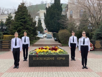 Новости » Общество: В Керчи школьники стоят у Вечного огня в Почетном карауле