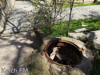 Новости » Общество: Керчане жалуются на открытый люк на Свердлова