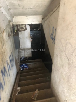 Канализация снова затопила подвал жилого дома в Керчи