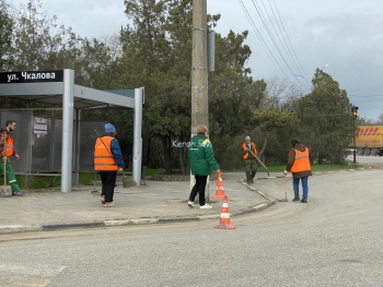 В Керчи коммунальщики убирают обочины дорог