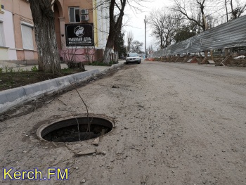 Новости » Общество: На узкой проезжей части Бульвара Пионеров открыт люк